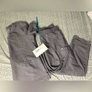 FIGS GRANITE SET 
3 pocket scrub top -L
High waisted Yola skinny scrub pant -L/P